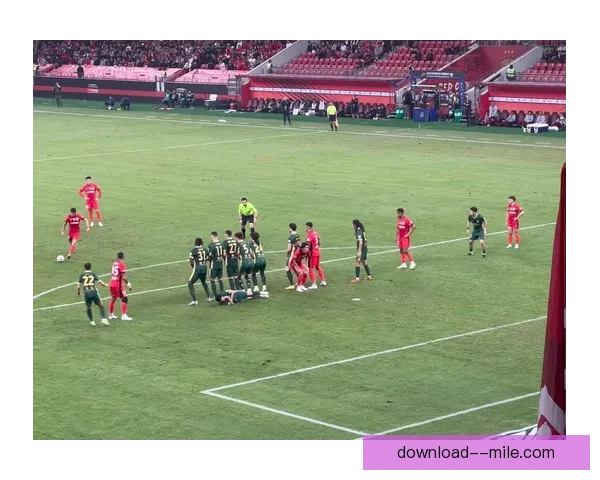 格雷戈里奇精彩任意球破门助力球队逆袭打破僵局